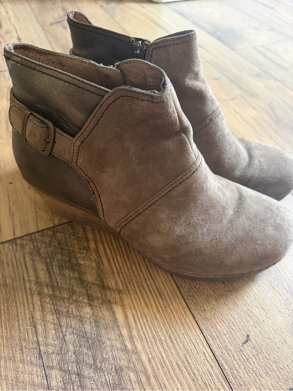 Dansko Womenโs Grey Suede & Metallic Wedge Ankle Boots - Size 42 - EUC